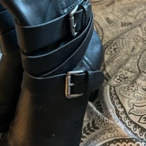 Women’s Size 7 Knee High Boot